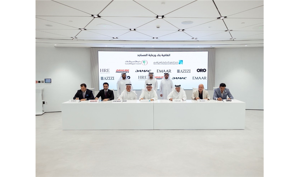 H.H. Sheikh Hamdan bin Mohammed witnesses the signing of an agreement to support the construction and care of mosques, and meets mosque patrons in Dubai