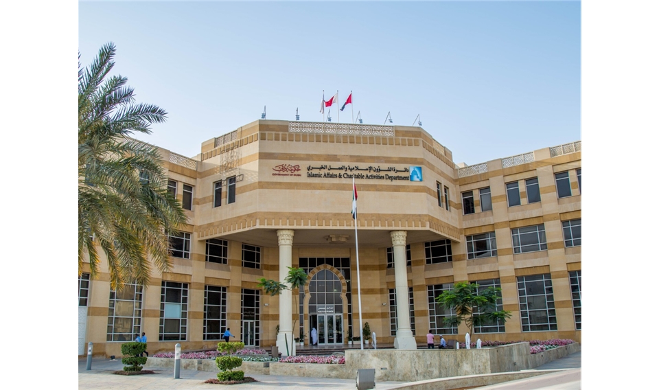بالتعاون مع الشؤون الإسلامية بدبي متبرعة تسعد مريضة ب "سرطان الجينات"    