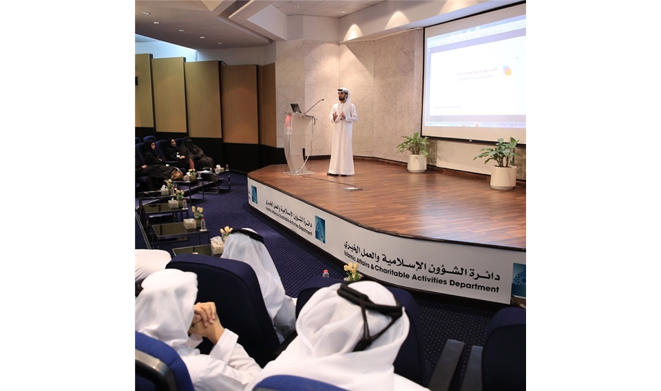 إسلامية دبي تمكّن موظفيها من تبادل المعرفة من خلال عرضهم لتجارب "شهادة المستشار الإداري"