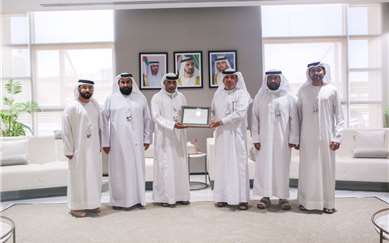 Ahmed Darwish Al Muhairi honors the successor of Obaid Mohammed Al Mayassi for the Unknown Soldier category in the Department